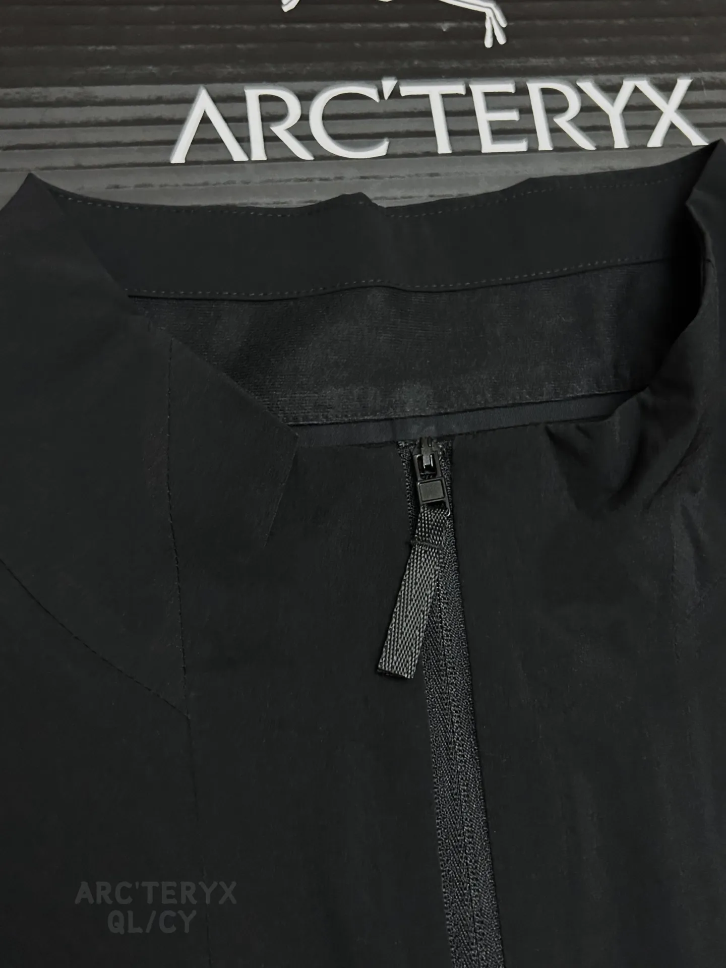 F 26 Veilance Series（ ） ， 。 ：94% 6% ： ， logo， Veilance Series ， ， ， Arc'teryx Veilance Spere LT Blazer Series 。 Size：S M L XL XXL ： Black Beige